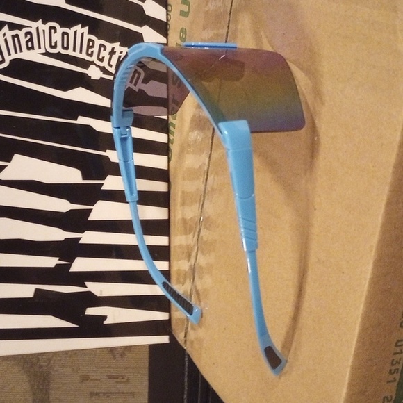 Sunglasses - Picture 3 of 4